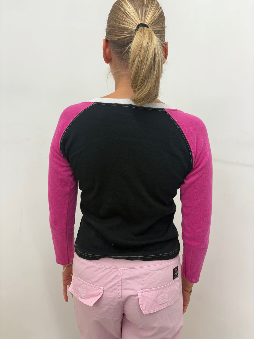 Black & Pink Graphic Raglan Crop Long-Sleeve Top