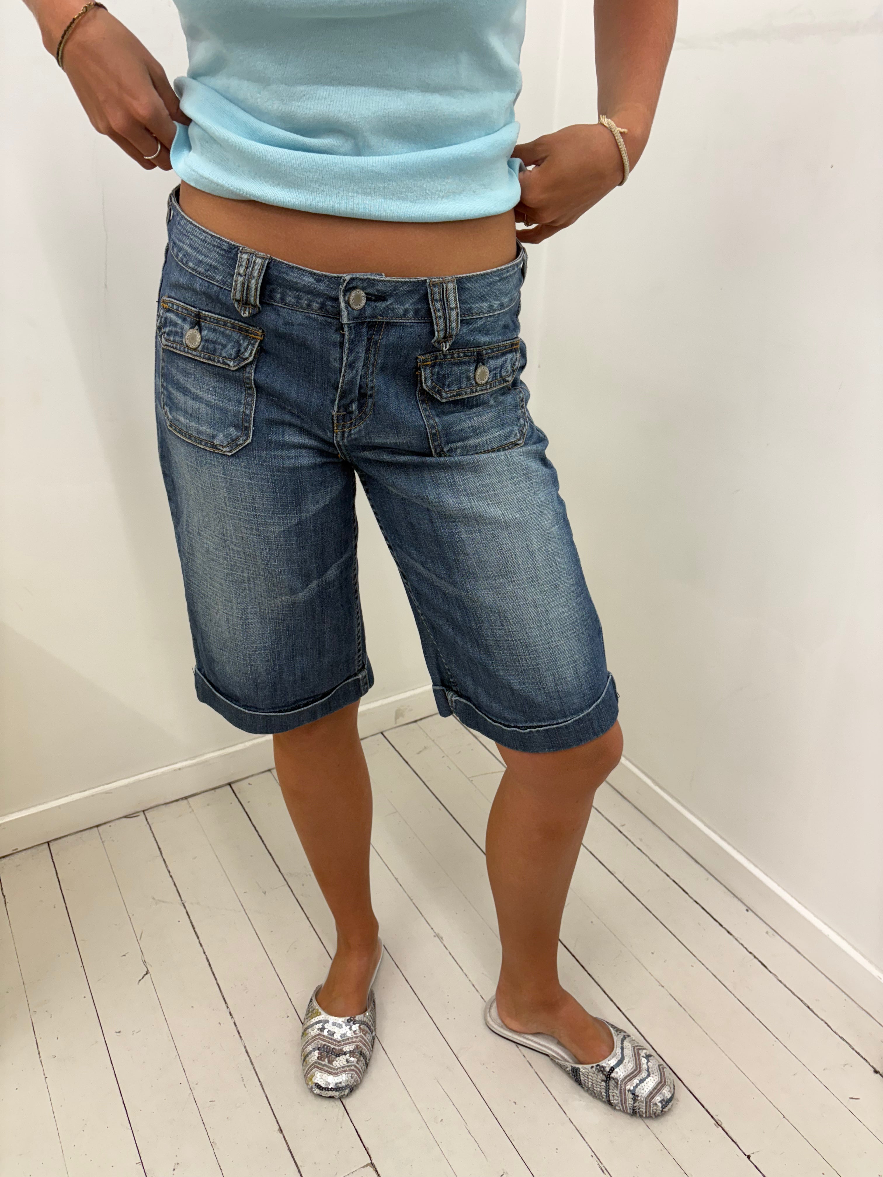 Mid-Wash Low-Rise Denim Capri Shorts With Front Pockets