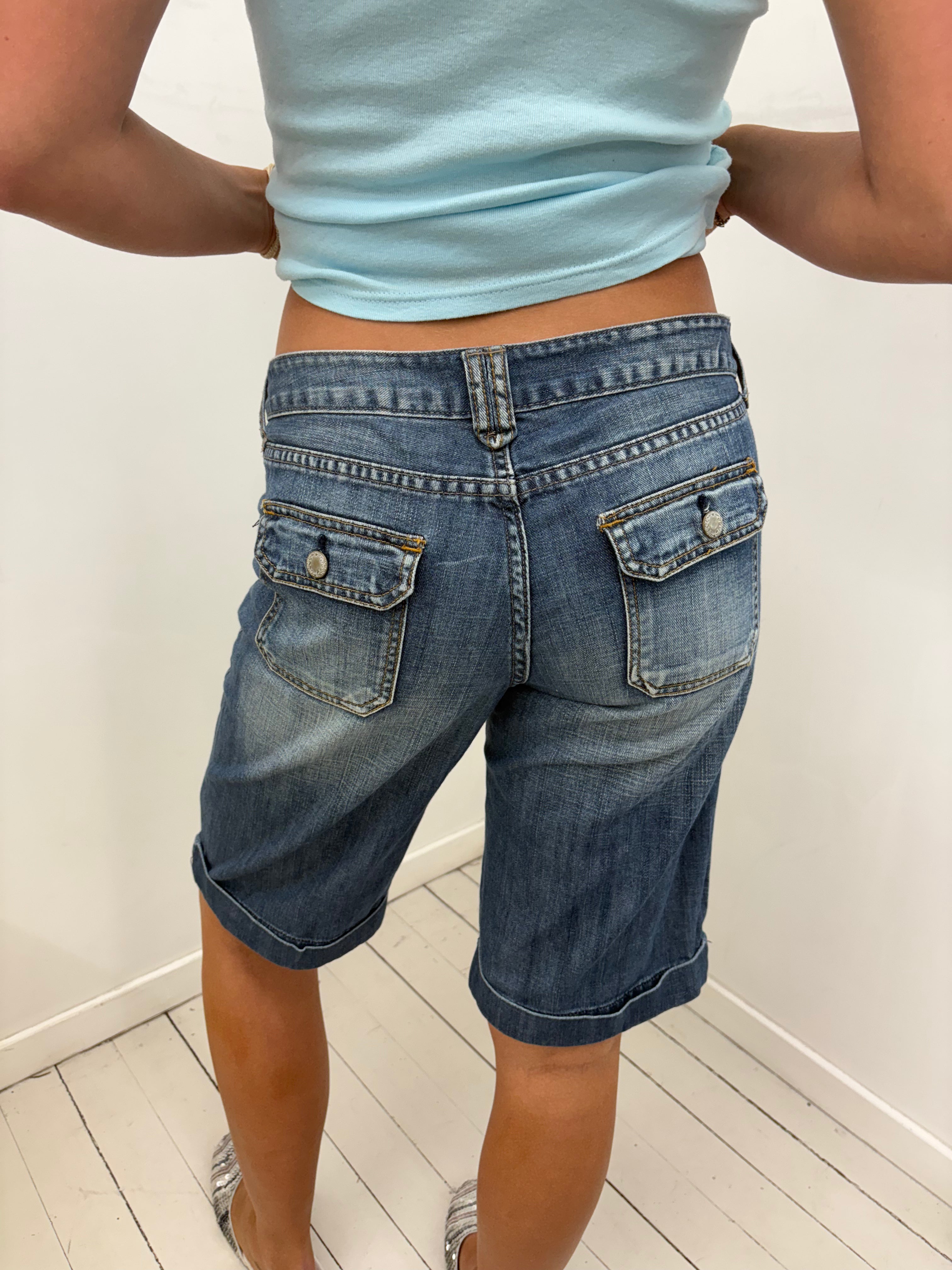 Mid-Wash Low-Rise Denim Capri Shorts With Front Pockets