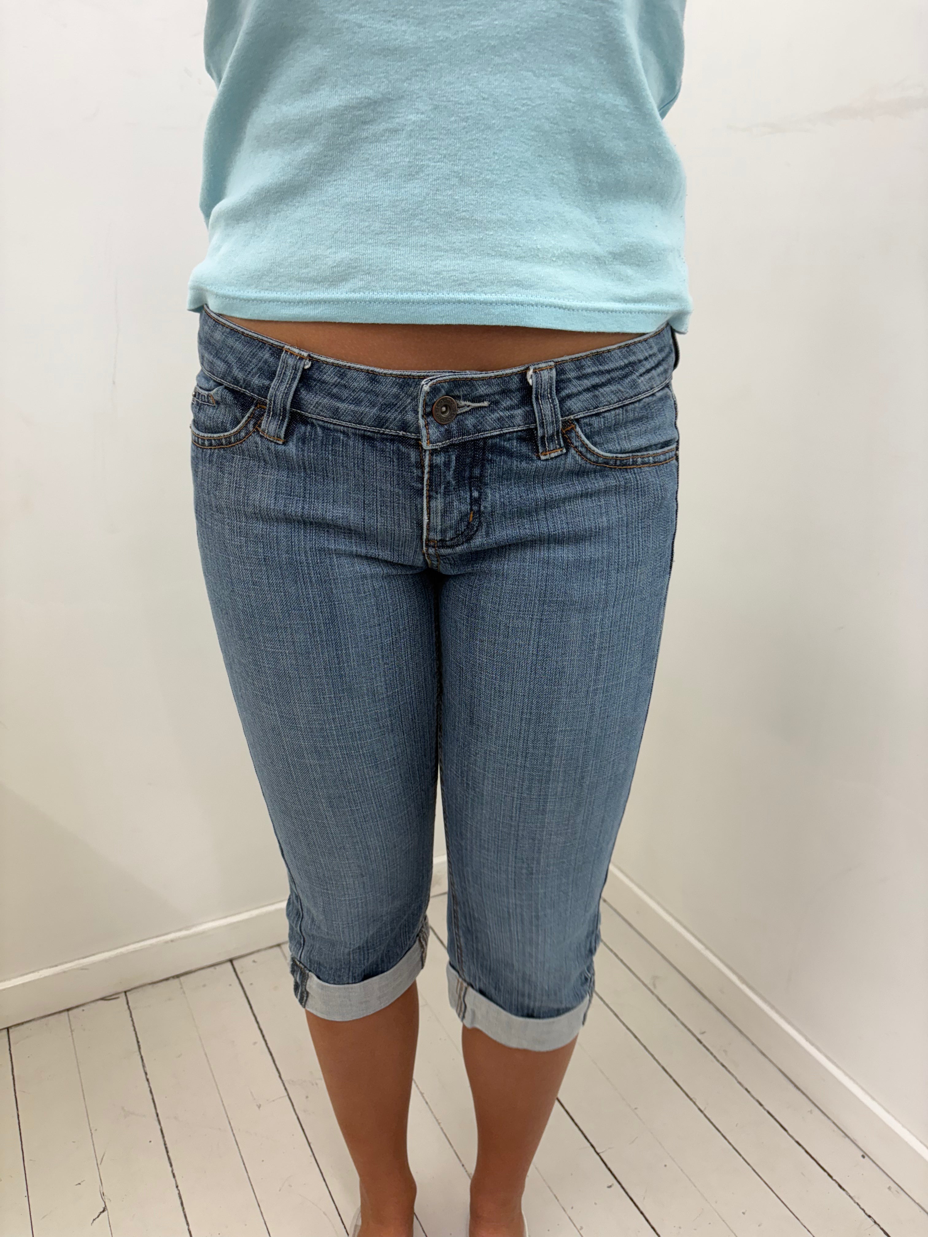 Low-Rise Mid-Wash Denim Capri Shorts With Rolled Hem
