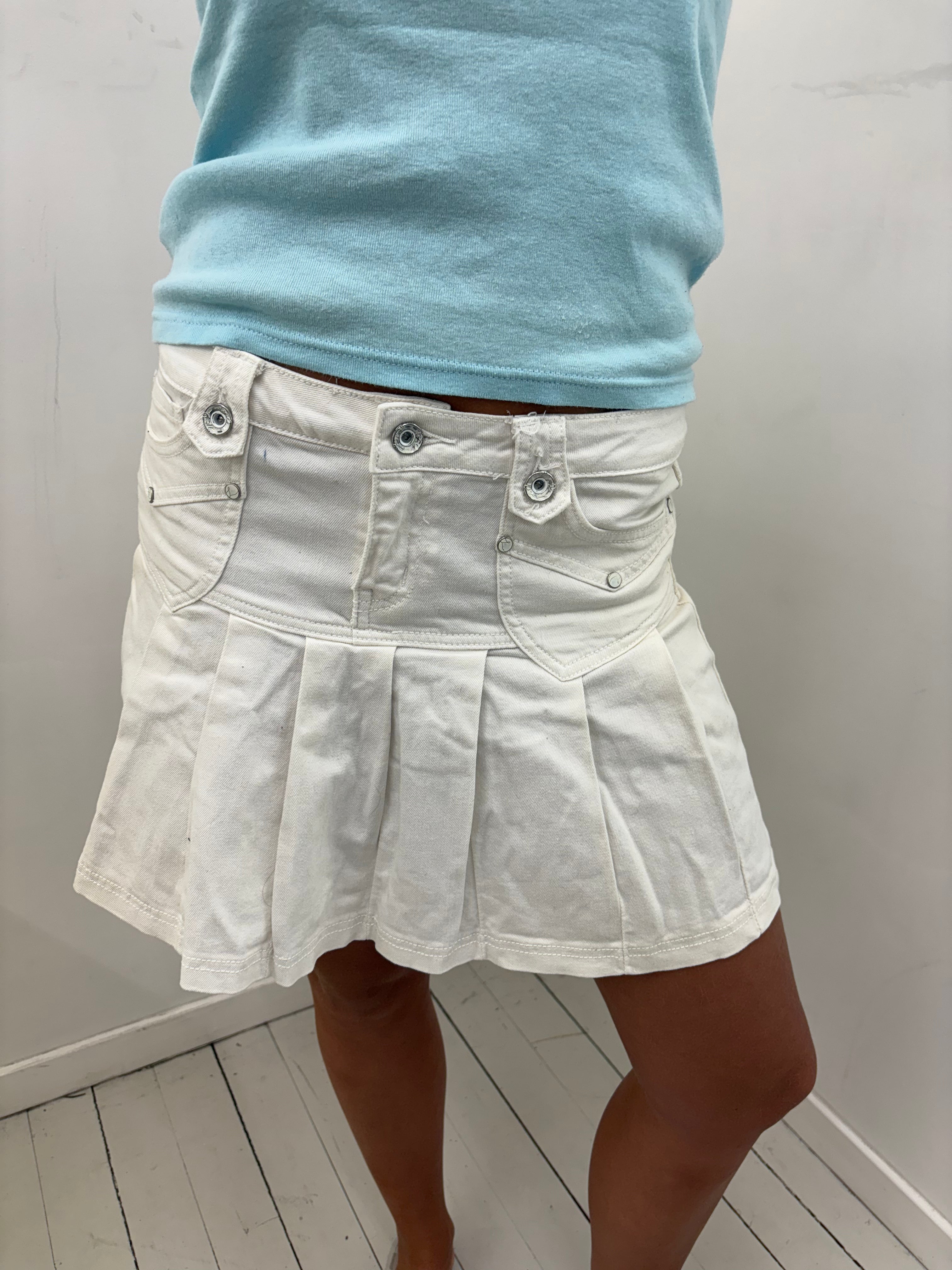 White Denim Low-Rise Pleated Mini Skirt Multi-Pocket