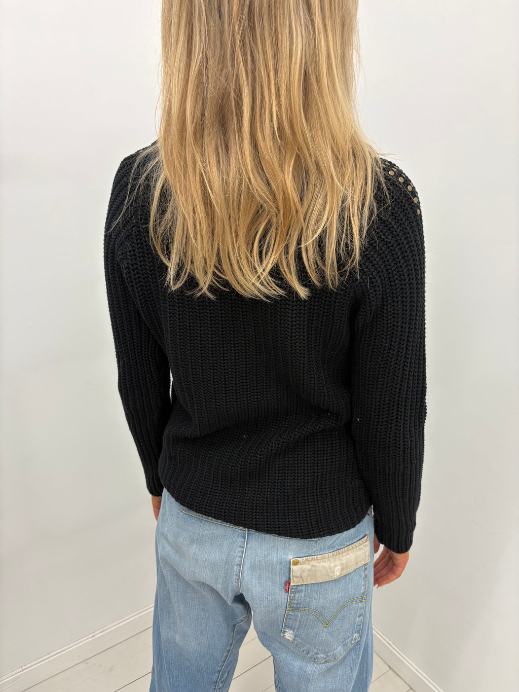 Stutted black knit sweater