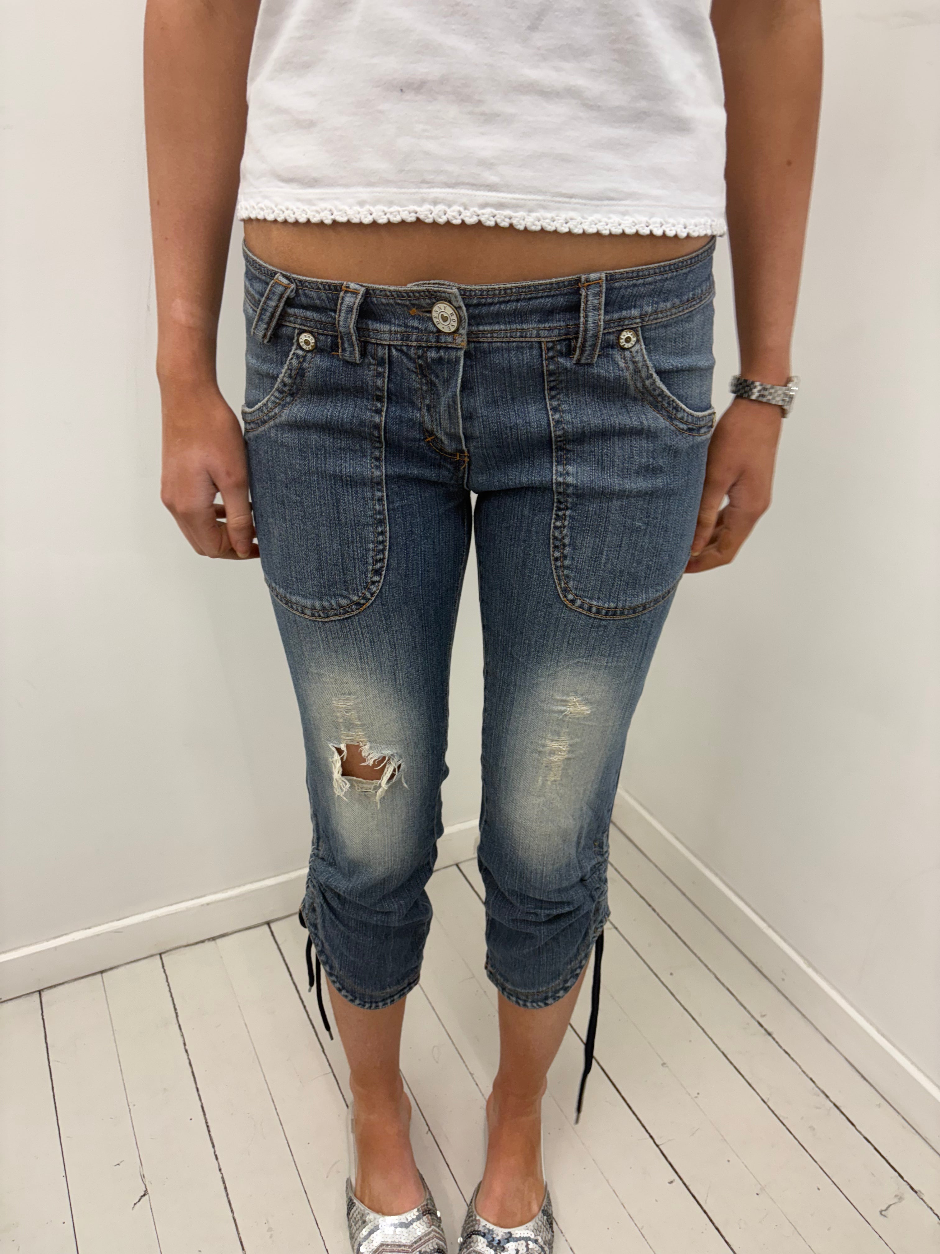 Y2K Low-Rise Distressed Capri Jeans