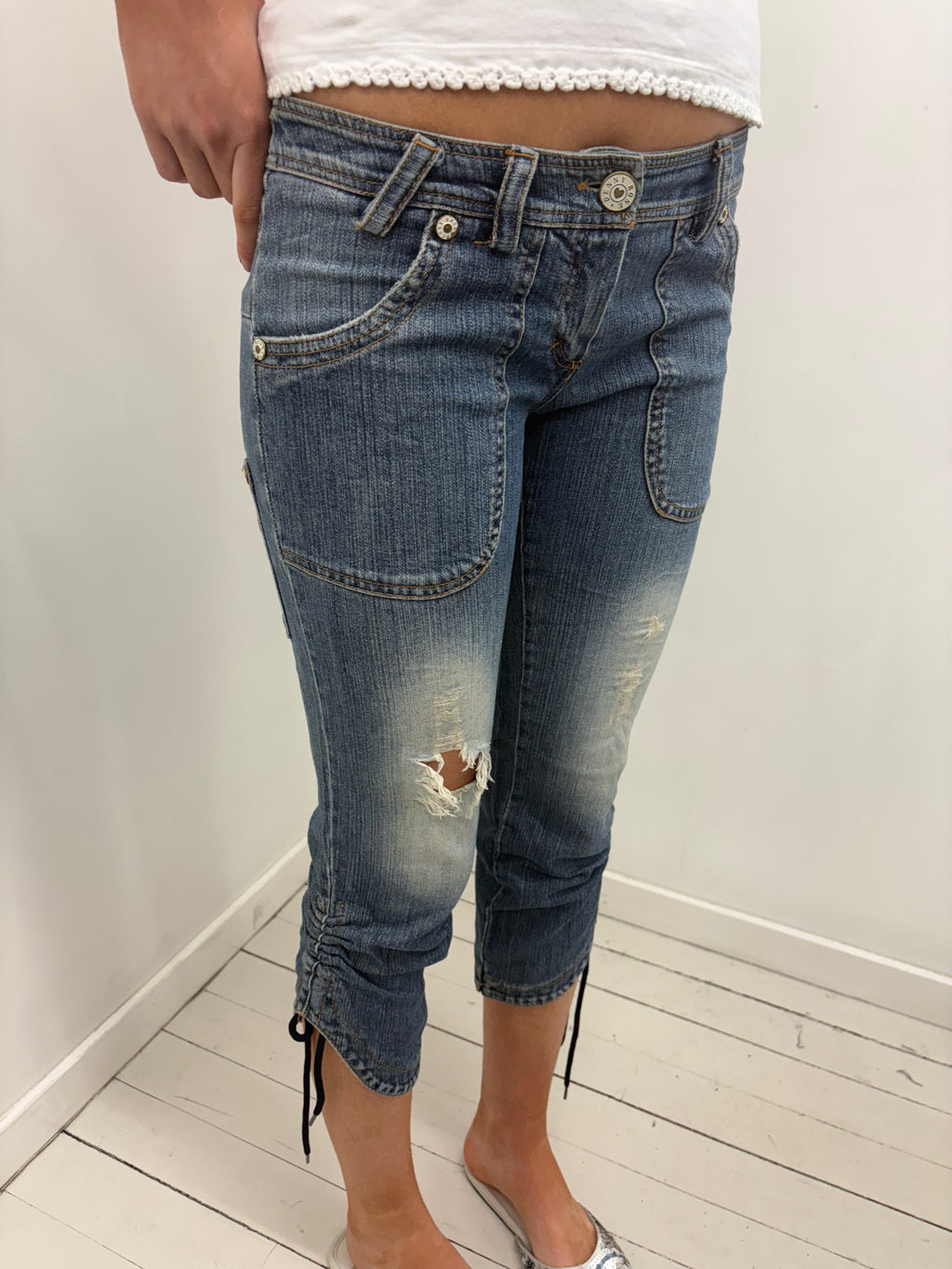 Y2K Low-Rise Distressed Capri Jeans