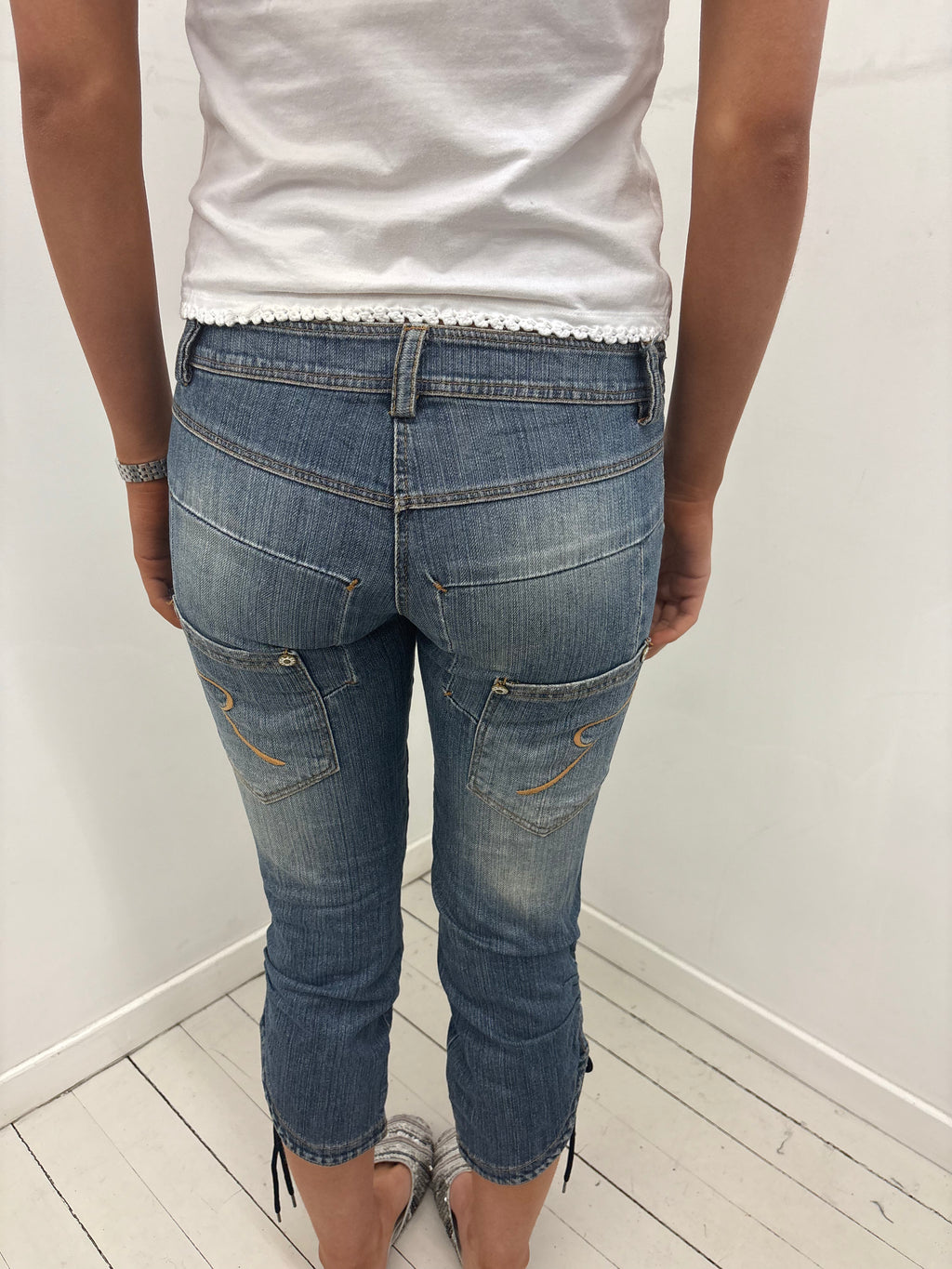 Y2K Low-Rise Distressed Capri Jeans