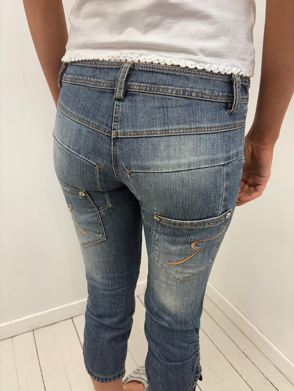 Y2K Low-Rise Distressed Capri Jeans