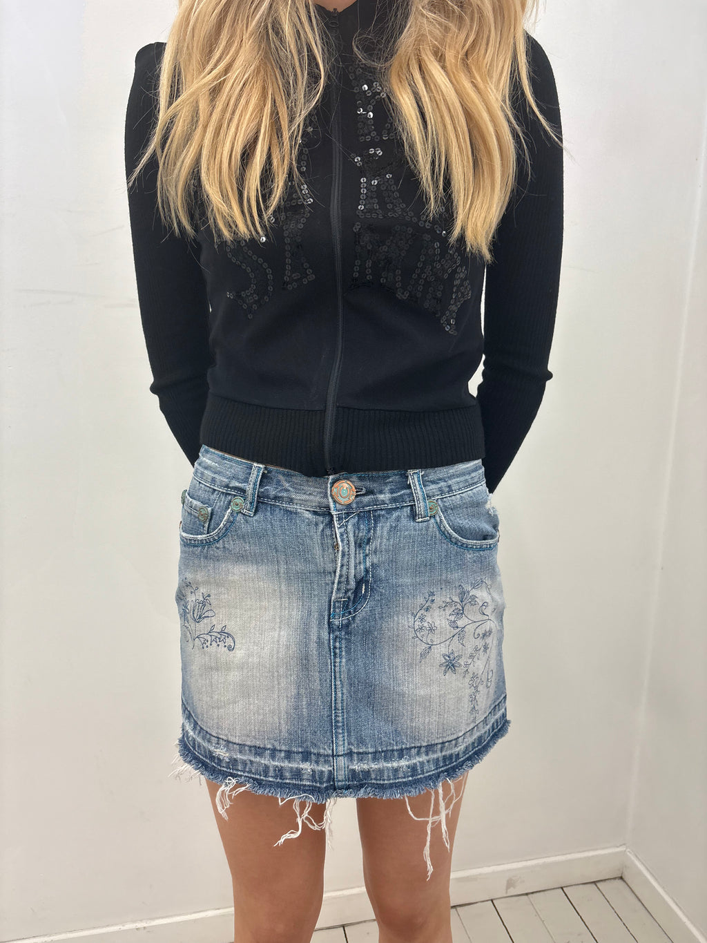 Embroidered Low-Rise Y2K Denim Mini Skirt