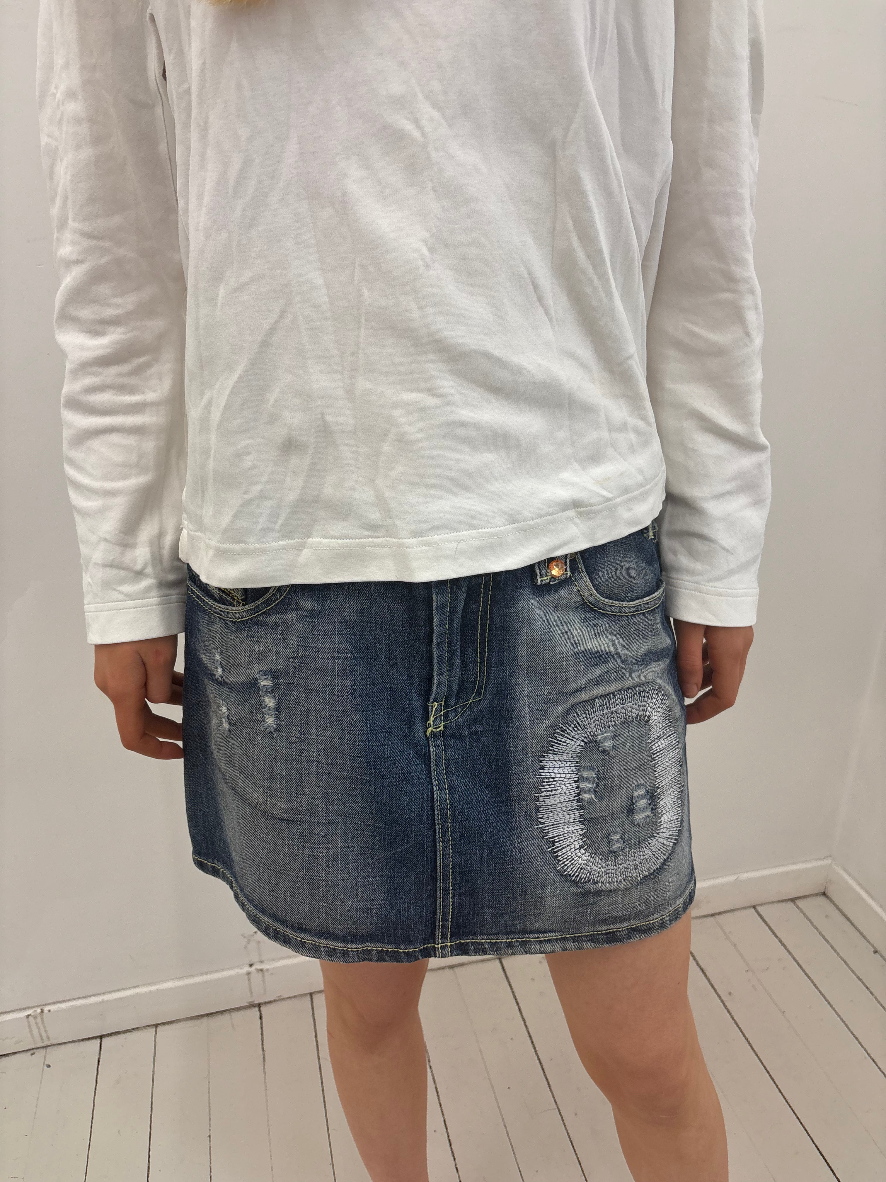 Y2K VG Distressed Low Rise Denim Mini Skirt